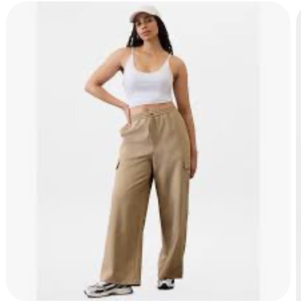 Athleta Promenade High Waist Wide-Leg Cargo Pants in Tan Size Medium NWT